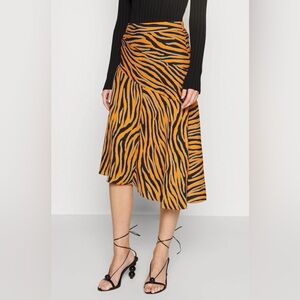 ⭐️DIANE VON FURSTENBERG Lilo Skirt⭐️
Size 10